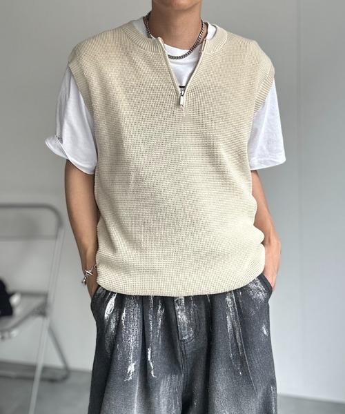 CREARE -LINO-（クレアーレリノ）の「シンプルハーフジップベスト（ベスト・メンズ・チャコール/モカ/ベージュ/ブラック・MEDIUM/LARGE）」の4枚目の写真