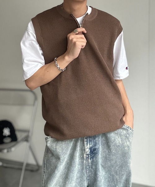 CREARE -LINO-（クレアーレリノ）の「シンプルハーフジップベスト（ベスト・メンズ・チャコール/モカ/ベージュ/ブラック・MEDIUM/LARGE）」の3枚目の写真