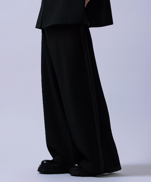 Crownor(クラウノアー)の「サイドライン ワイドパンツ(その他パンツ・メンズ・ブラック/ブラウン/チャコール・SMALL/MEDIUM/LARGE)」の2枚目の写真