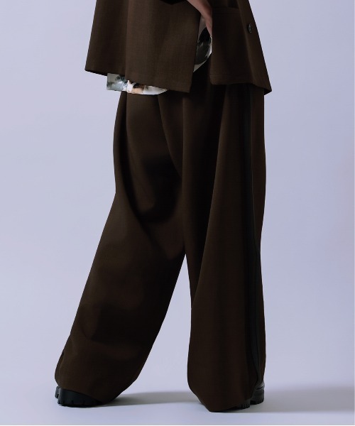 Crownor(クラウノアー)の「サイドライン ワイドパンツ(その他パンツ・メンズ・ブラック/ブラウン/チャコール・SMALL/MEDIUM/LARGE)」の19枚目の写真