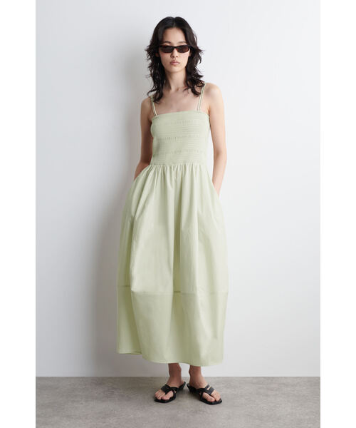 COS（コス）の「スモックミディドレス（ワンピース・レディース・ネイビー/ピンク/ライトグリーン・S/XS/M/L）」の2枚目の写真