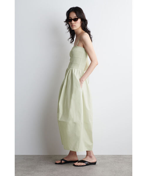 COS（コス）の「スモックミディドレス（ワンピース・レディース・ネイビー/ピンク/ライトグリーン・S/XS/M/L）」の16枚目の写真