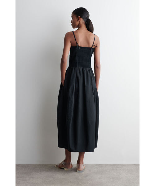 COS（コス）の「スモックミディドレス（ワンピース・レディース・ネイビー/ピンク/ライトグリーン・S/XS/M/L）」の5枚目の写真