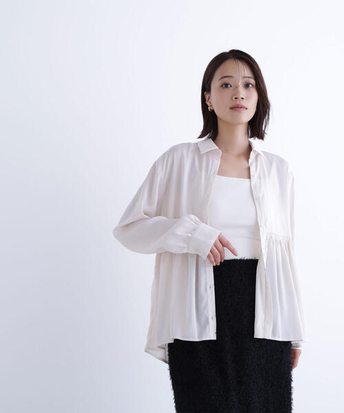 NATURAL BEAUTY BASIC（ナチュラルビューティーベーシック）の「◇サテンペプラムブラウス（シャツ/ブラウス・レディース・レッド/ライトグリーン/オフホワイト・SMALL/MEDIUM）」の6枚目の写真