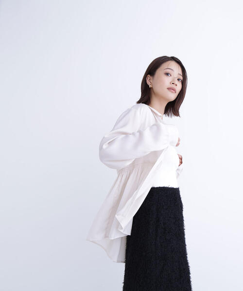 NATURAL BEAUTY BASIC（ナチュラルビューティーベーシック）の「◇サテンペプラムブラウス（シャツ/ブラウス・レディース・レッド/ライトグリーン/オフホワイト・SMALL/MEDIUM）」の8枚目の写真