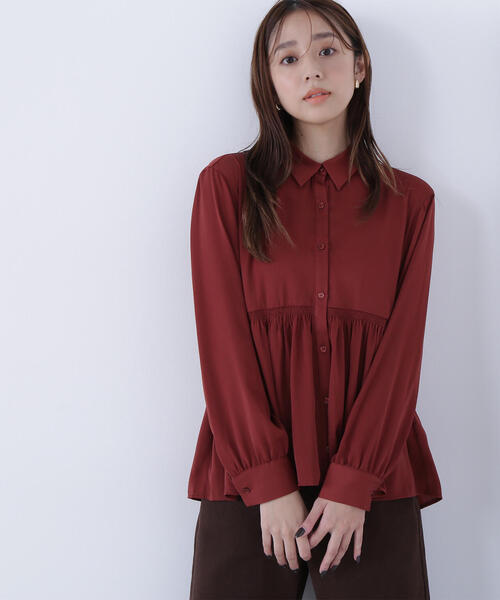NATURAL BEAUTY BASIC（ナチュラルビューティーベーシック）の「◇サテンペプラムブラウス（シャツ/ブラウス・レディース・レッド/ライトグリーン/オフホワイト・SMALL/MEDIUM）」の3枚目の写真