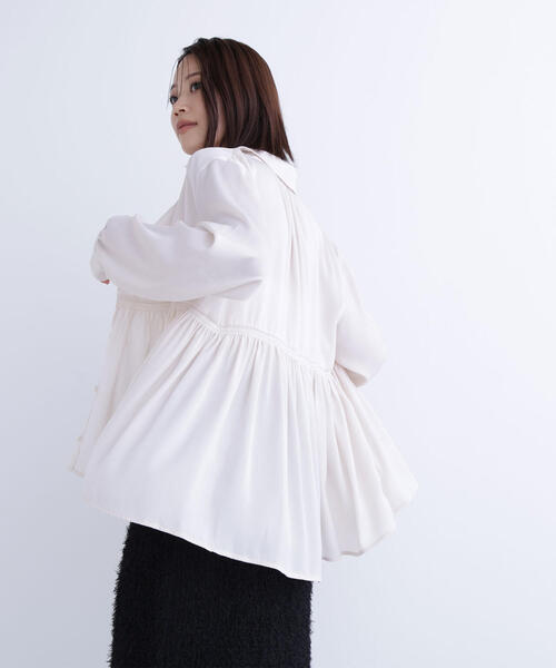 NATURAL BEAUTY BASIC（ナチュラルビューティーベーシック）の「◇サテンペプラムブラウス（シャツ/ブラウス・レディース・レッド/ライトグリーン/オフホワイト・SMALL/MEDIUM）」の2枚目の写真