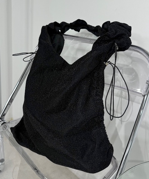 Never mind the XU / Chikashitsu+（ネバーマインド ザ エックスユー / チカシツプラス）の「【Nerd out XU】shiny drawcode tote bag / 【ナードアウトエックスユー】シャイニードローコードトートバッグ（ショルダーバッグ・メンズ・シルバー/ブラック・ONE SIZE）」の2枚目の写真