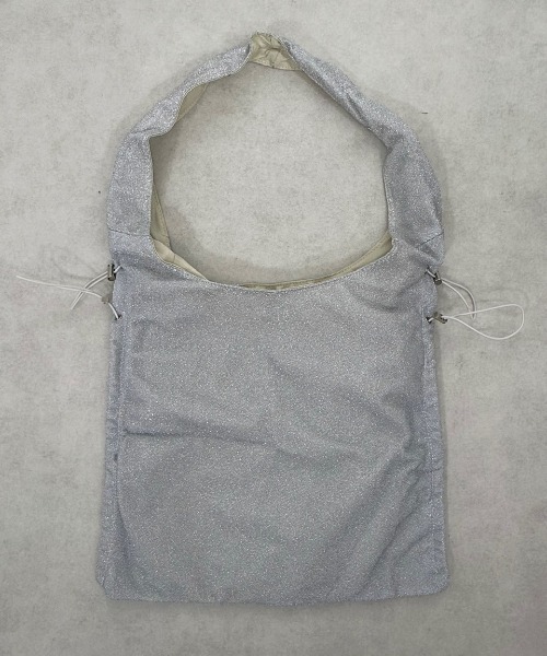 Never mind the XU / Chikashitsu+（ネバーマインド ザ エックスユー / チカシツプラス）の「【Nerd out XU】shiny drawcode tote bag / 【ナードアウトエックスユー】シャイニードローコードトートバッグ（ショルダーバッグ・メンズ・シルバー/ブラック・ONE SIZE）」の19枚目の写真