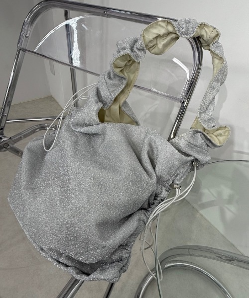 Never mind the XU / Chikashitsu+（ネバーマインド ザ エックスユー / チカシツプラス）の「【Nerd out XU】shiny drawcode tote bag / 【ナードアウトエックスユー】シャイニードローコードトートバッグ（ショルダーバッグ・メンズ・シルバー/ブラック・ONE SIZE）」の17枚目の写真