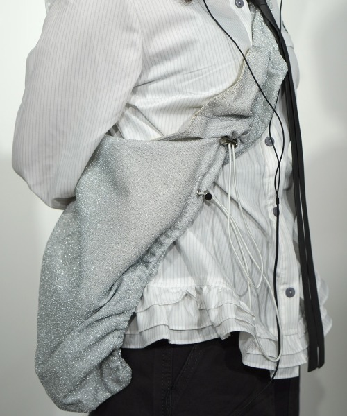 Never mind the XU / Chikashitsu+（ネバーマインド ザ エックスユー / チカシツプラス）の「【Nerd out XU】shiny drawcode tote bag / 【ナードアウトエックスユー】シャイニードローコードトートバッグ（ショルダーバッグ・メンズ・シルバー/ブラック・ONE SIZE）」の14枚目の写真