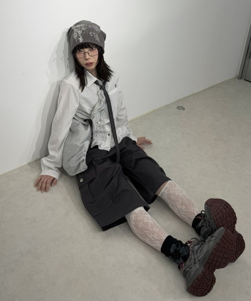 Never mind the XU / Chikashitsu+（ネバーマインド ザ エックスユー / チカシツプラス）の「【Nerd out XU】shiny drawcode tote bag / 【ナードアウトエックスユー】シャイニードローコードトートバッグ（ショルダーバッグ・メンズ・シルバー/ブラック・ONE SIZE）」の12枚目の写真