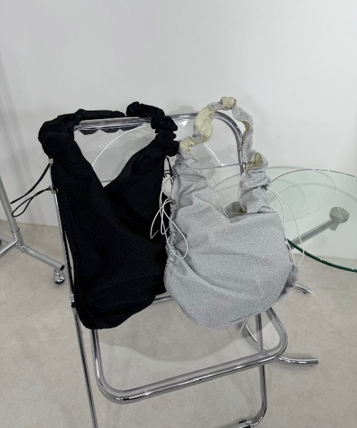 Never mind the XU / Chikashitsu+（ネバーマインド ザ エックスユー / チカシツプラス）の「【Nerd out XU】shiny drawcode tote bag / 【ナードアウトエックスユー】シャイニードローコードトートバッグ（ショルダーバッグ・メンズ・シルバー/ブラック・ONE SIZE）」の3枚目の写真