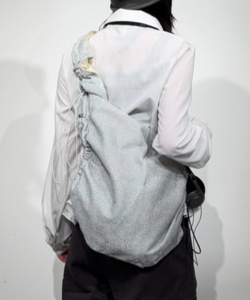 Never mind the XU / Chikashitsu+（ネバーマインド ザ エックスユー / チカシツプラス）の「【Nerd out XU】shiny drawcode tote bag / 【ナードアウトエックスユー】シャイニードローコードトートバッグ（ショルダーバッグ・メンズ・シルバー/ブラック・ONE SIZE）」の15枚目の写真