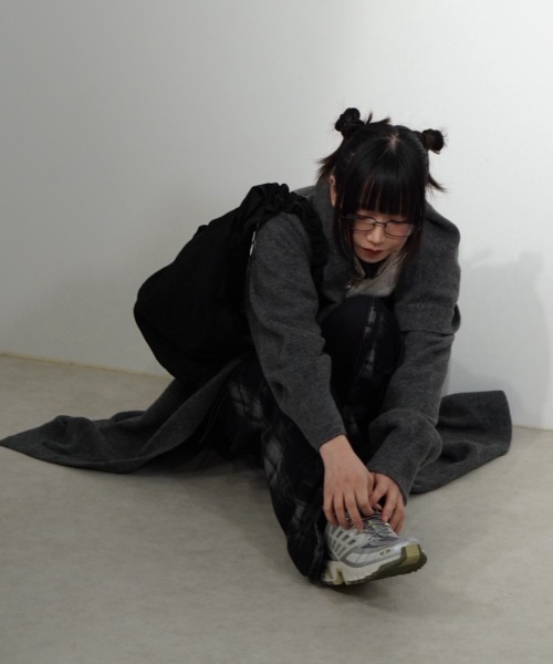 Never mind the XU / Chikashitsu+（ネバーマインド ザ エックスユー / チカシツプラス）の「【Nerd out XU】shiny drawcode tote bag / 【ナードアウトエックスユー】シャイニードローコードトートバッグ（ショルダーバッグ・メンズ・シルバー/ブラック・ONE SIZE）」の10枚目の写真