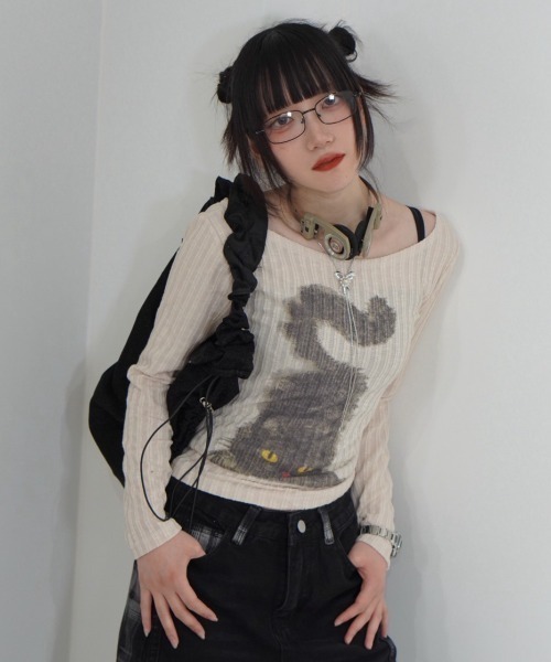 Never mind the XU / Chikashitsu+（ネバーマインド ザ エックスユー / チカシツプラス）の「【Nerd out XU】shiny drawcode tote bag / 【ナードアウトエックスユー】シャイニードローコードトートバッグ（ショルダーバッグ・メンズ・シルバー/ブラック・ONE SIZE）」の5枚目の写真