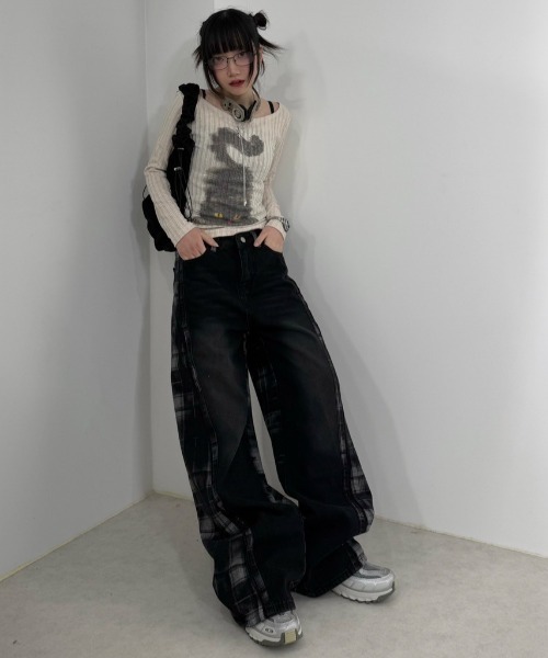 Never mind the XU / Chikashitsu+（ネバーマインド ザ エックスユー / チカシツプラス）の「【Nerd out XU】shiny drawcode tote bag / 【ナードアウトエックスユー】シャイニードローコードトートバッグ（ショルダーバッグ・メンズ・シルバー/ブラック・ONE SIZE）」の8枚目の写真