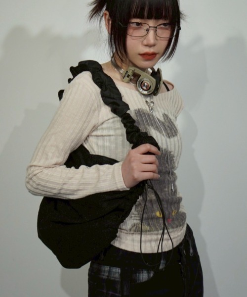 Never mind the XU / Chikashitsu+（ネバーマインド ザ エックスユー / チカシツプラス）の「【Nerd out XU】shiny drawcode tote bag / 【ナードアウトエックスユー】シャイニードローコードトートバッグ（ショルダーバッグ・メンズ・シルバー/ブラック・ONE SIZE）」の4枚目の写真