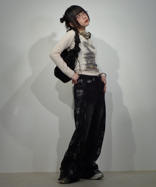 Never mind the XU / Chikashitsu+（ネバーマインド ザ エックスユー / チカシツプラス）の「【Nerd out XU】shiny drawcode tote bag / 【ナードアウトエックスユー】シャイニードローコードトートバッグ（ショルダーバッグ・メンズ・シルバー/ブラック・ONE SIZE）」の7枚目の写真