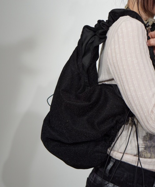 Never mind the XU / Chikashitsu+（ネバーマインド ザ エックスユー / チカシツプラス）の「【Nerd out XU】shiny drawcode tote bag / 【ナードアウトエックスユー】シャイニードローコードトートバッグ（ショルダーバッグ・メンズ・シルバー/ブラック・ONE SIZE）」の6枚目の写真