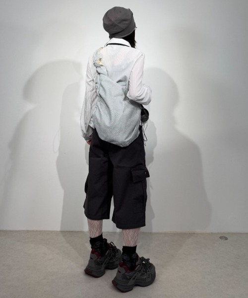 Never mind the XU / Chikashitsu+（ネバーマインド ザ エックスユー / チカシツプラス）の「【Nerd out XU】shiny drawcode tote bag / 【ナードアウトエックスユー】シャイニードローコードトートバッグ（ショルダーバッグ・メンズ・シルバー/ブラック・ONE SIZE）」の11枚目の写真