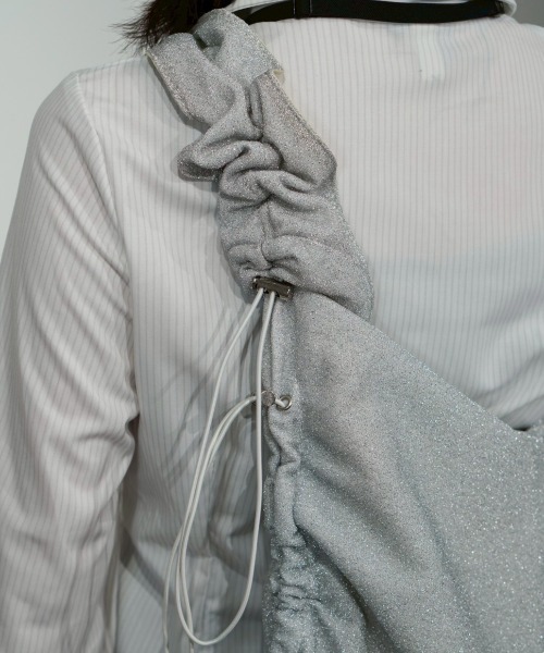 Never mind the XU / Chikashitsu+（ネバーマインド ザ エックスユー / チカシツプラス）の「【Nerd out XU】shiny drawcode tote bag / 【ナードアウトエックスユー】シャイニードローコードトートバッグ（ショルダーバッグ・メンズ・シルバー/ブラック・ONE SIZE）」の16枚目の写真