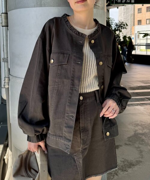 WILLOW（ウィロー）の「【willow】ノーカラー微フリル袖ボリュームブルゾン（デニムジャケット・レディース・カーキ/チャコールグレー・ONE SIZE）」の2枚目の写真