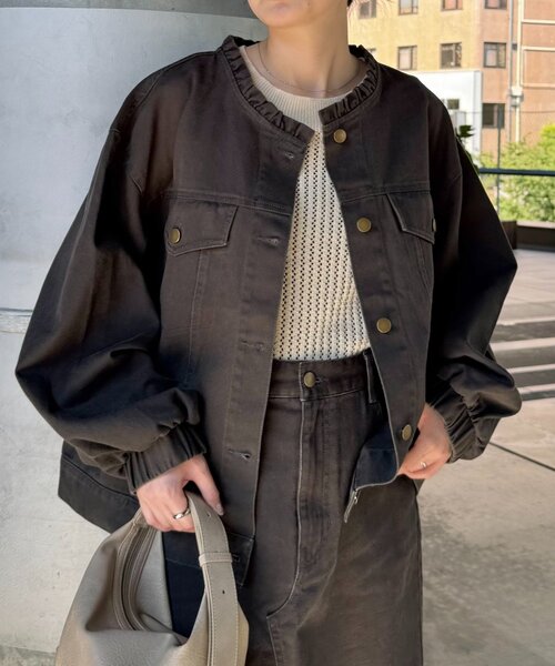 WILLOW（ウィロー）の「【willow】ノーカラー微フリル袖ボリュームブルゾン（デニムジャケット・レディース・カーキ/チャコールグレー・ONE SIZE）」の3枚目の写真