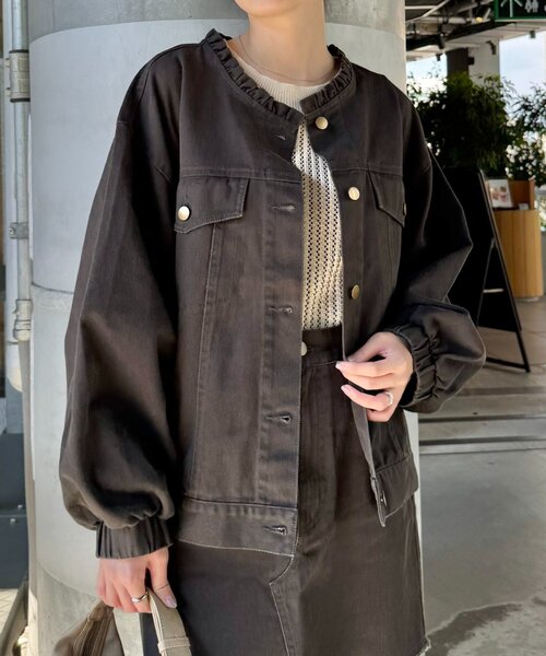 WILLOW（ウィロー）の「【willow】ノーカラー微フリル袖ボリュームブルゾン（デニムジャケット・レディース・カーキ/チャコールグレー・ONE SIZE）」の4枚目の写真