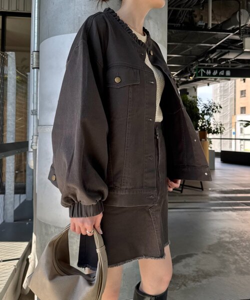 WILLOW（ウィロー）の「【willow】ノーカラー微フリル袖ボリュームブルゾン（デニムジャケット・レディース・カーキ/チャコールグレー・ONE SIZE）」の5枚目の写真