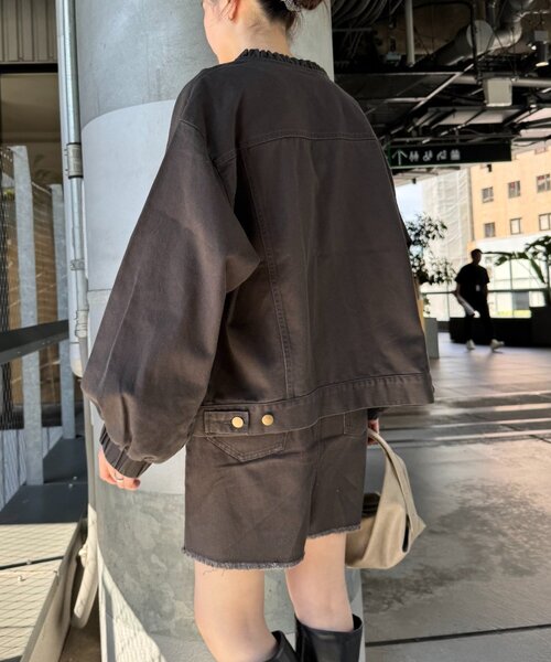 WILLOW（ウィロー）の「【willow】ノーカラー微フリル袖ボリュームブルゾン（デニムジャケット・レディース・カーキ/チャコールグレー・ONE SIZE）」の6枚目の写真