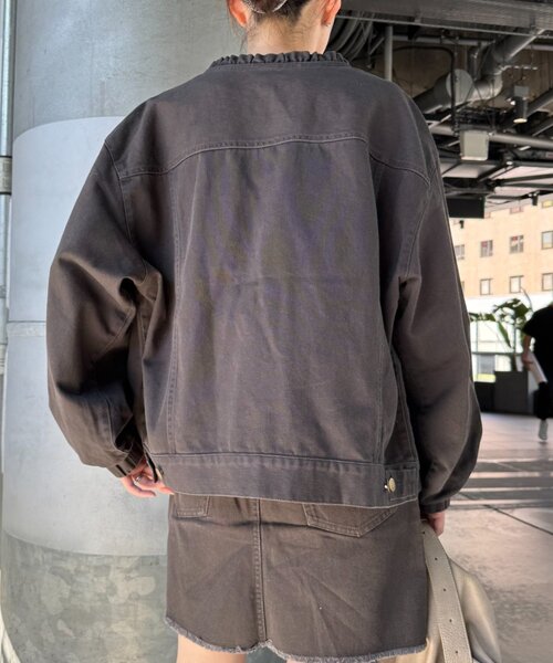 WILLOW（ウィロー）の「【willow】ノーカラー微フリル袖ボリュームブルゾン（デニムジャケット・レディース・カーキ/チャコールグレー・ONE SIZE）」の7枚目の写真