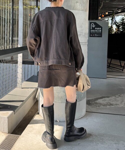 WILLOW（ウィロー）の「【willow】ノーカラー微フリル袖ボリュームブルゾン（デニムジャケット・レディース・カーキ/チャコールグレー・ONE SIZE）」の11枚目の写真