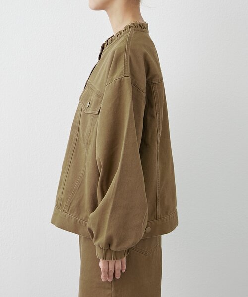 WILLOW（ウィロー）の「【willow】ノーカラー微フリル袖ボリュームブルゾン（デニムジャケット・レディース・カーキ/チャコールグレー・ONE SIZE）」の13枚目の写真