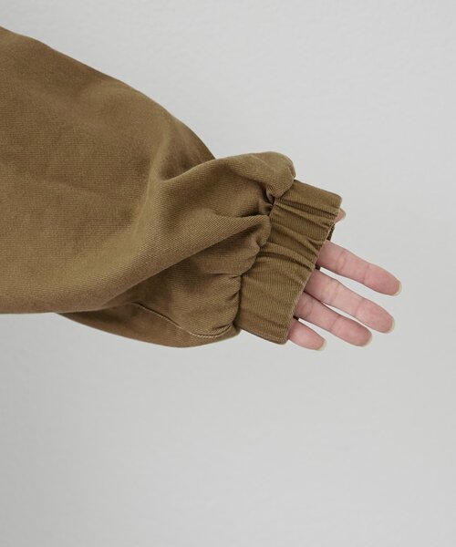 WILLOW（ウィロー）の「【willow】ノーカラー微フリル袖ボリュームブルゾン（デニムジャケット・レディース・カーキ/チャコールグレー・ONE SIZE）」の16枚目の写真