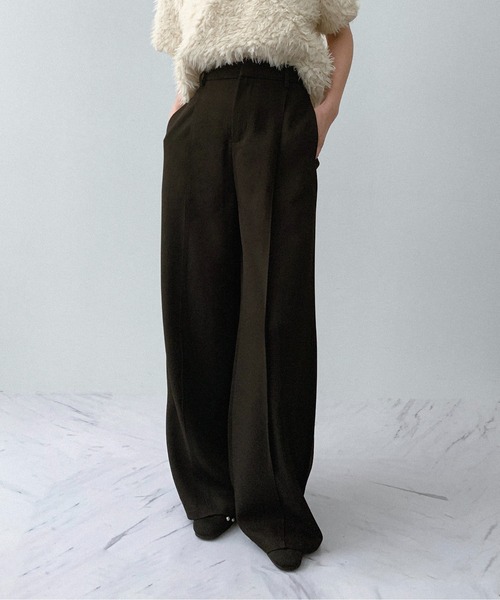 on:nue（オンニュ）の「【on:nue】[着用動画あり！/3色展開/3サイズ展開] とろみピンタックスラックスパンツ /2025 AW COLLECTION（スラックス・レディース・アイボリー/ブラック/ブラウン・SMALL/MEDIUM/LARGE）」の2枚目の写真