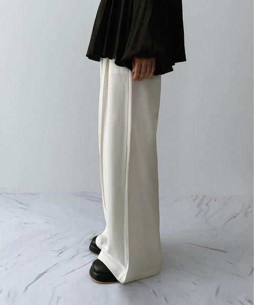 on:nue（オンニュ）の「【on:nue】[着用動画あり！/3色展開/3サイズ展開] とろみピンタックスラックスパンツ /2025 AW COLLECTION（スラックス・レディース・アイボリー/ブラック/ブラウン・SMALL/MEDIUM/LARGE）」の5枚目の写真