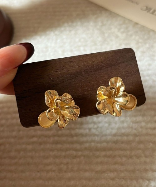 yu-ka(ユーカ)の「YU-KA:レトロフラワーピアス retro flower pierce(ピアス(両耳用)・レディース・ゴールド・FREE)」の3枚目の写真