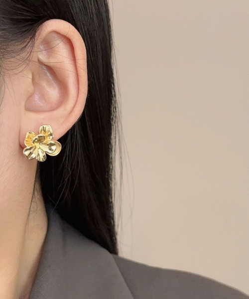 yu-ka(ユーカ)の「YU-KA:レトロフラワーピアス retro flower pierce(ピアス(両耳用)・レディース・ゴールド・FREE)」の2枚目の写真