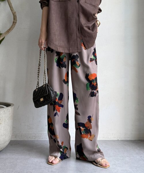 DouDou（ドゥドゥ）の「ビッグフラワープリントパンツ（その他パンツ・レディース・ベージュ/ブラウン・FREE）」の2枚目の写真