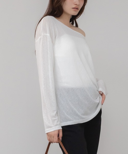 HEILIS(ヘイリス)の「オフショルダーシアーカットトップス/オフショルダー 肌見せ 抜け感 ホワイト ネイビー レッド 韓国 シンプル 長袖 春服 秋服 夏服 シアー オーバーサイズ 透け感 冷房対策 紫外線対策(Tシャツ/カットソー・レディース・ネイビー/ホワイト/レッド・FREE)」の6枚目の写真