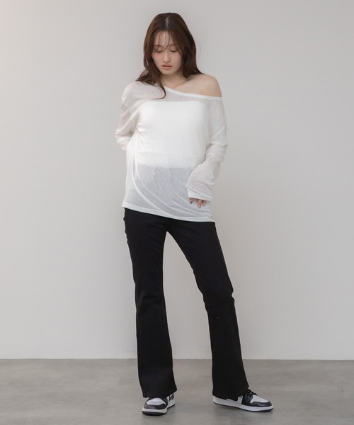 HEILIS(ヘイリス)の「オフショルダーシアーカットトップス/オフショルダー 肌見せ 抜け感 ホワイト ネイビー レッド 韓国 シンプル 長袖 春服 秋服 夏服 シアー オーバーサイズ 透け感 冷房対策 紫外線対策(Tシャツ/カットソー・レディース・ネイビー/ホワイト/レッド・FREE)」の10枚目の写真