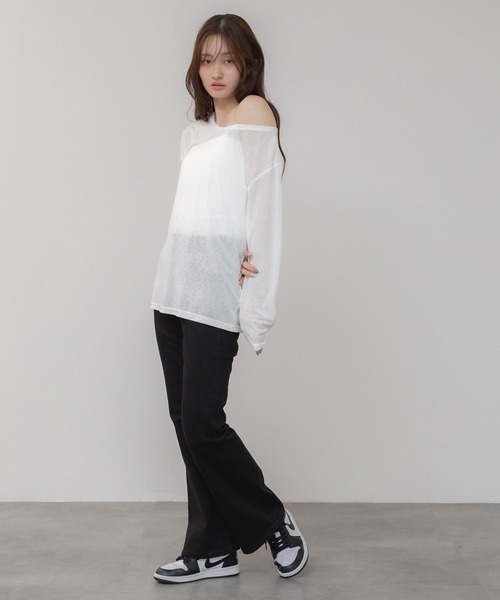 HEILIS(ヘイリス)の「オフショルダーシアーカットトップス/オフショルダー 肌見せ 抜け感 ホワイト ネイビー レッド 韓国 シンプル 長袖 春服 秋服 夏服 シアー オーバーサイズ 透け感 冷房対策 紫外線対策(Tシャツ/カットソー・レディース・ネイビー/ホワイト/レッド・FREE)」の11枚目の写真