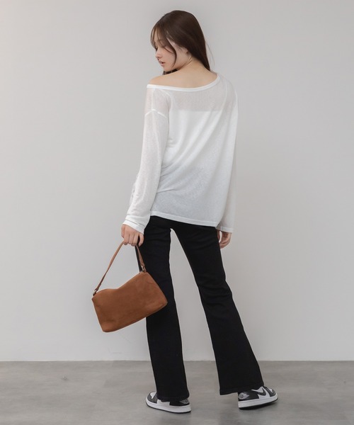 HEILIS(ヘイリス)の「オフショルダーシアーカットトップス/オフショルダー 肌見せ 抜け感 ホワイト ネイビー レッド 韓国 シンプル 長袖 春服 秋服 夏服 シアー オーバーサイズ 透け感 冷房対策 紫外線対策(Tシャツ/カットソー・レディース・ネイビー/ホワイト/レッド・FREE)」の12枚目の写真