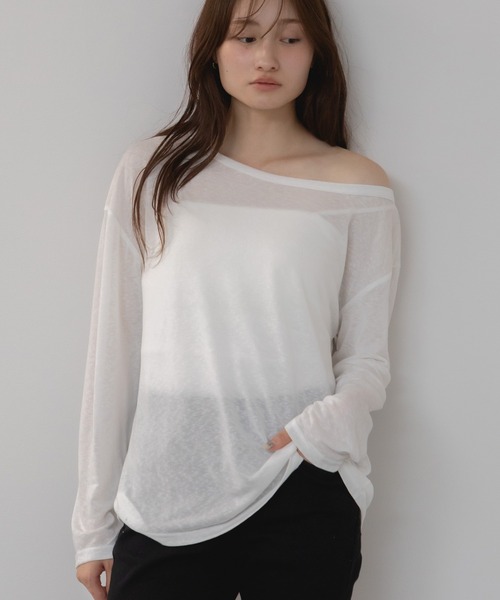 HEILIS(ヘイリス)の「オフショルダーシアーカットトップス/オフショルダー 肌見せ 抜け感 ホワイト ネイビー レッド 韓国 シンプル 長袖 春服 秋服 夏服 シアー オーバーサイズ 透け感 冷房対策 紫外線対策(Tシャツ/カットソー・レディース・ネイビー/ホワイト/レッド・FREE)」の4枚目の写真