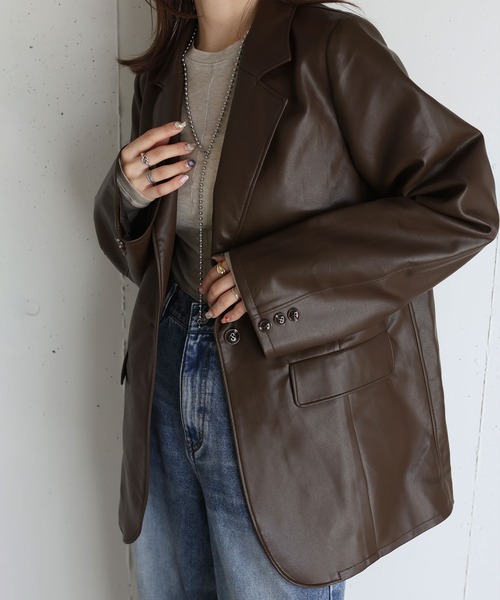 Reurie'（レウリィ）の「フェイクレザーテーラードジャケット / 大人カジュアル モード きれいめ シンプル オーバーサイズ クール アウター 合皮（テーラードジャケット・レディース・ブラウン/ブラック・FREE）」の5枚目の写真