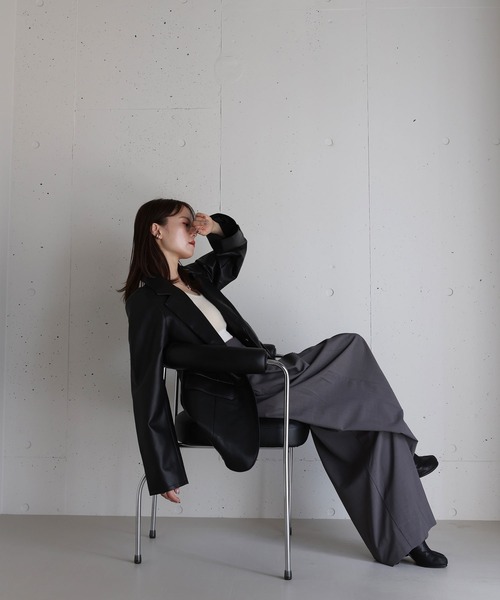 Reurie'（レウリィ）の「フェイクレザーテーラードジャケット / 大人カジュアル モード きれいめ シンプル オーバーサイズ クール アウター 合皮（テーラードジャケット・レディース・ブラウン/ブラック・FREE）」の4枚目の写真