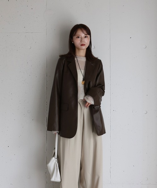 Reurie'（レウリィ）の「フェイクレザーテーラードジャケット / 大人カジュアル モード きれいめ シンプル オーバーサイズ クール アウター 合皮（テーラードジャケット・レディース・ブラウン/ブラック・FREE）」の6枚目の写真