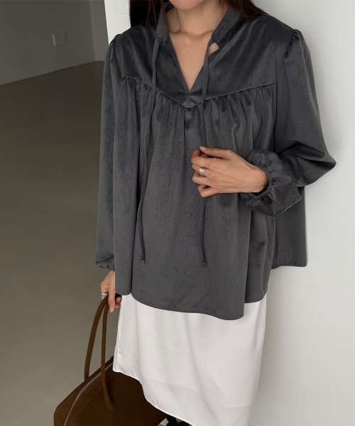 VIVID LADY(ビビッドレディー)の「ギャザーボリュームスリーブブラウス(シャツ/ブラウス・レディース・アイボリー/チャコールグレー・FREE)」の8枚目の写真