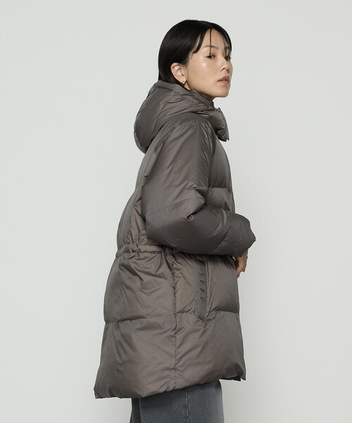 COMME CA(コムサ)の「ライトナイロンタフタ フード付きダウンコート(ダウンジャケット/コート・レディース・チャコール/キャメル/ブルー系その他・9号/11号)」の12枚目の写真